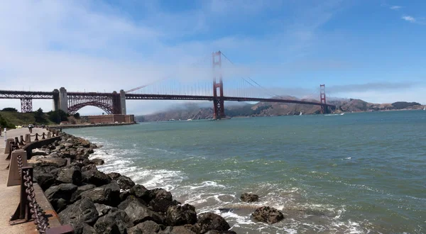Мост Золотые Ворота Сан Франциско Виден Волнореза Возле Крисси Филд — стоковое фото
