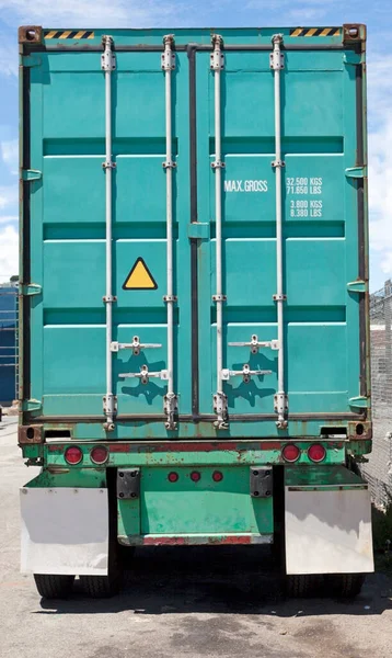 Rückansicht Von Grünem Lastwagenanhänger — Stockfoto