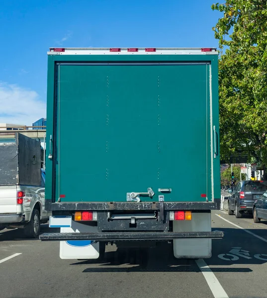 Vista Trasera Conducción Camiones Reparto Verde Tráfico Ciudad —  Fotos de Stock