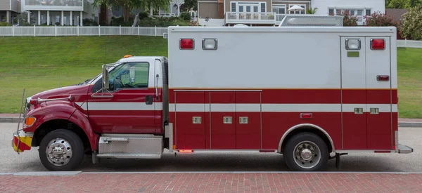 Vista Laterale Posteriore Rosso Bianco Ambulanza Parcheggiata Strada Residenziale Con — Foto Stock