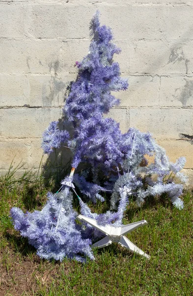 Разобраны Брошенные Фиолетовые Искусственные Елки Переулке — стоковое фото