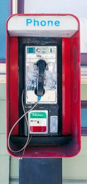 Velho Miserável Telefone Público Urbano Desatualizado Com Capuz Vermelho — Fotografia de Stock