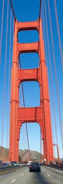 Wieża Golden Gate Bridge Przechodzę Północ Błękitne Niebo Pionowe — Zdjęcie stockowe