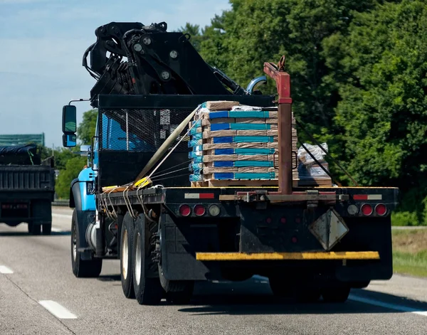 Vista Trasera Del Camión Semirremolque Transportando Una Carga — Foto de Stock