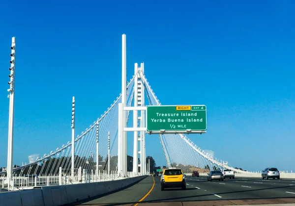 Пересекаю Новый Участок Моста Окленд Сан Франциско Голубым Небом Вертикаль — стоковое фото