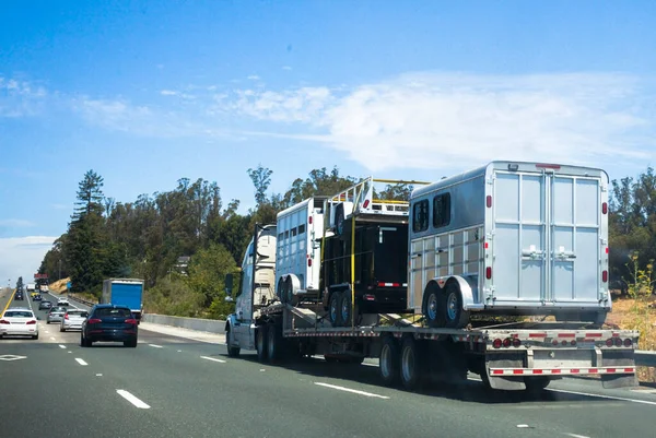 Vue Arrière Camion Transportant Fret Remorques Sur Autoroute — Photo