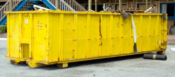 Huge Yellow Industrial Dumpster Full Construction Renovation Debris Motel Parking — Stock Photo, Image