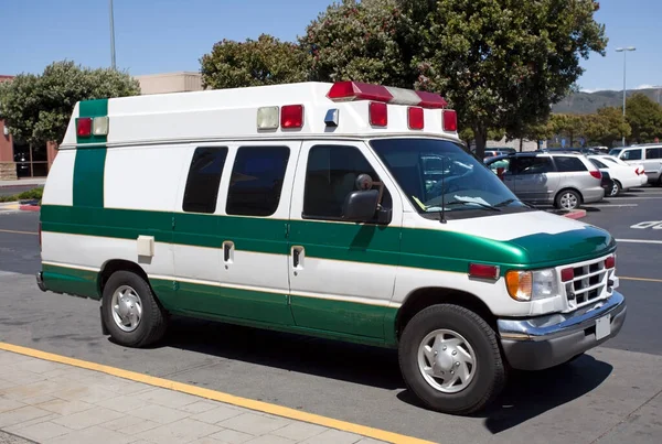Zij Vooraanzicht Van Geparkeerde Groene Witte Ambulance Horizontaal — Stockfoto