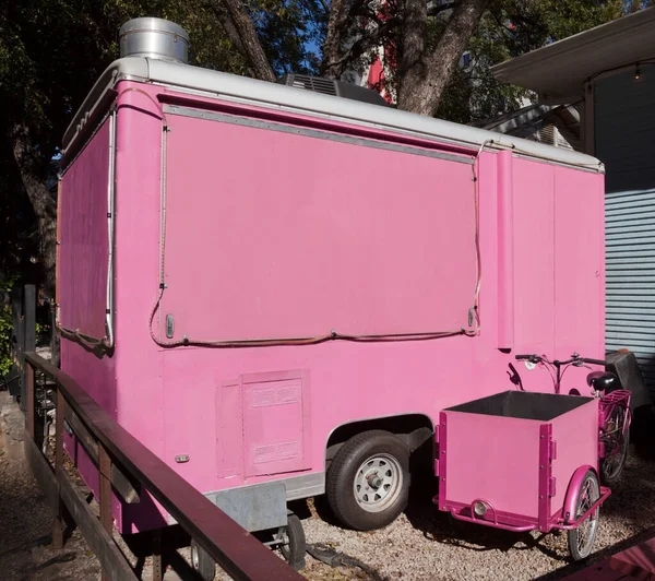 Вид Збоку Закриту Рожеву Їжу Вантажівка — стокове фото