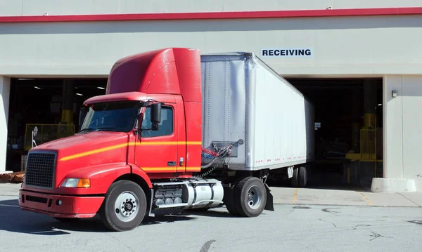 Camion Semiconsegna Rosso Bianco Che Torna Nella Baia Del Magazzino — Foto Stock