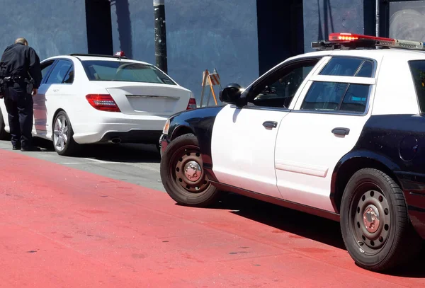 Crucero Policía Blanco Negro Parada Tráfico — Foto de Stock