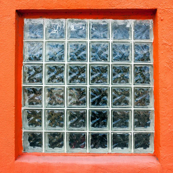 Klassisches Glasziegelfenster Mit Leuchtend Orangefarbener Verkleidung — Stockfoto