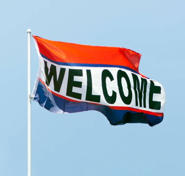 Bandera Welcome Roja Blanca Azul Que Sopla Brisa Contra Cielo —  Fotos de Stock