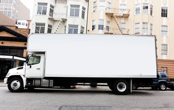 Weißer Umzugswagen Der Der Stadtstraße Geparkt Ist Horizontal — Stockfoto