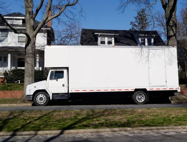 Camionnette Blanche Garée Dans Rue Quartier Début Printemps Ciel Bleu — Photo