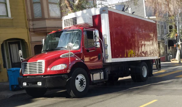 Vue Face Côté Camion Livraison Réfrigéré Rouge Brillant Garé Dans — Photo