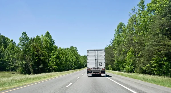 Vista Trasera Del Semirremolque Remolque Carretera Flanqueada Por Árboles Con — Foto de Stock