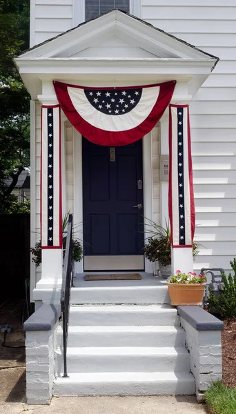 Casa Patriótica Rebajada Decorada Con Acentos Patrióticos Banderas Rojas Blancas — Foto de Stock