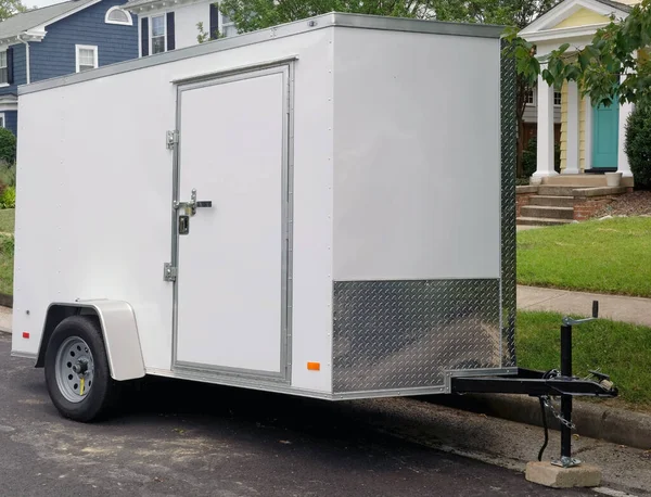 Trailer Utilitário Branco Vista Frontal Lateral Estacionado Rua Bairro Residencial Fotografia De Stock