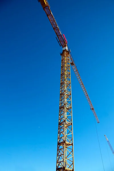 Industriële Torenkraan Met Blauwe Lucht — Stockfoto