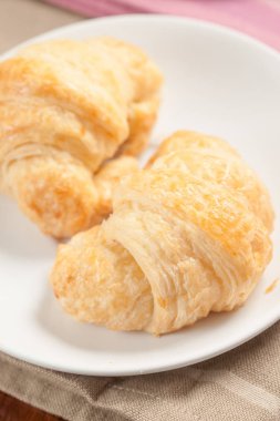 Kruvasan pasta çanak - stok görüntü üzerinde