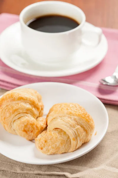 Kruvasan pasta kahve fincanı tablo - stok görüntü ile