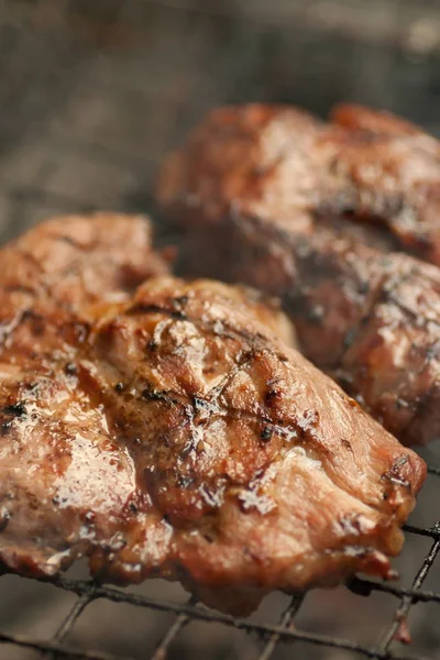 Kavrulmuş domuz Barbekü üzerinde.