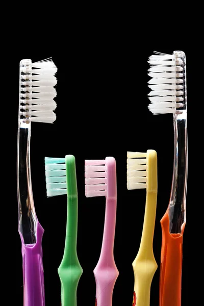 üst üste diş fırçaları ve izole.