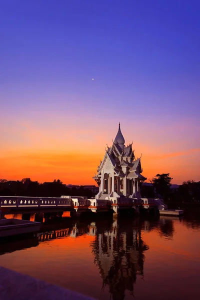 Buda görüntü Naresuan Üniversitesi Phitsanulok il binasında; Tayland.