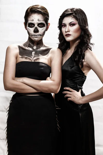 Kvinnor Målade Som Skelett Och Vampyr Halloween Tema — Stockfoto