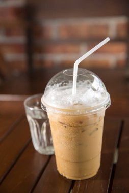 buzlu kapuçino süt frother masada