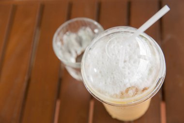 buzlu kapuçino süt frother masada