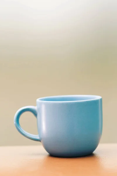 masanın üzerinde mavi Kupası arka plan bulanıklık