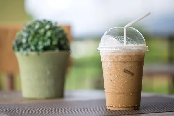 buzlu kapuçino süt frother masada