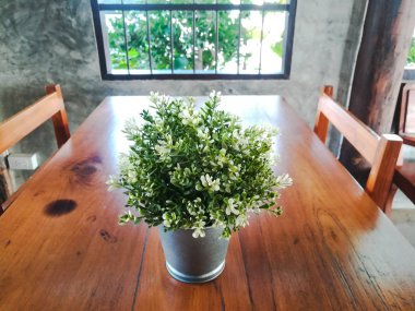 Masanın üzerine çiçek