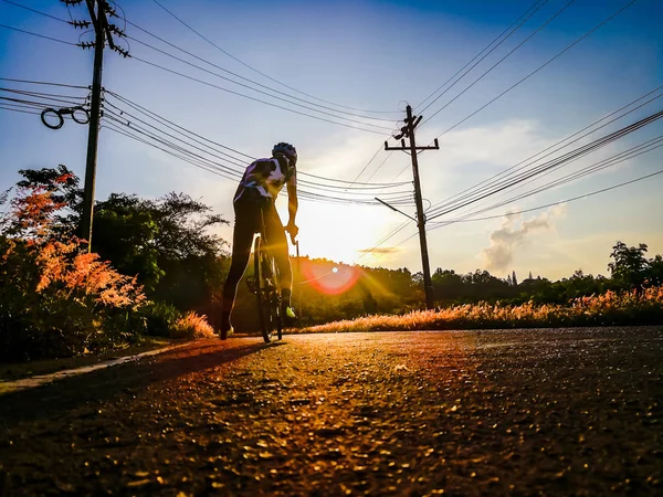 Vélo d'équitation sur la colline - Image de la réserve — Photo