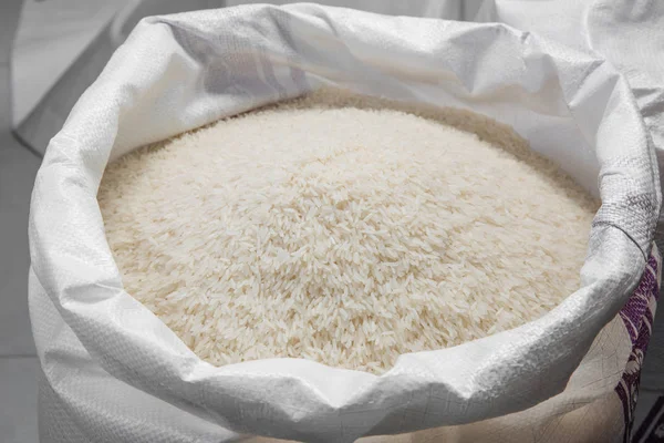 Weißer Reis im Leinensack - Archivbild — Stockfoto