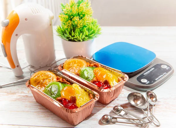 Ahşap bir masada somun tavada meyveli kek - stok fotoğrafı