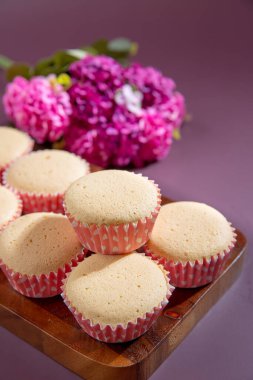 Mor arkaplanlı kağıt bardakta kadim yumurta kekleri - stok fotoğrafı