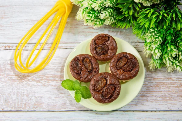 Chocolate Tart Brownies Raisins Green Dish Stock Photo — Stock Photo, Image