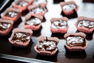 Çikolata parçalı brovniler - fırından önce