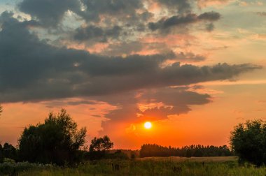 Alanları üzerinde turuncu günbatımı