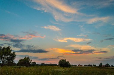 Alanın üstündeki turuncu gökyüzü