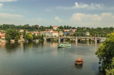 Tarihi köprü Vltava Nehri üzerinde
