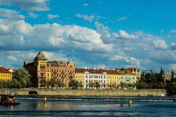 Yaz Aylarında Prag Üzerinde Panorama — Stok fotoğraf