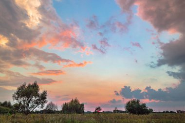 Sonbaharda Lubartow üzerinden günbatımı