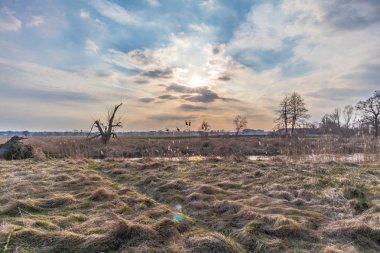 nehir üzerinde akşam gökyüzü