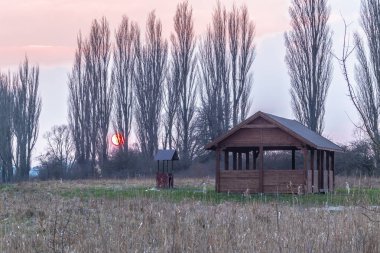 Şehrin eteklerinde bir çardak