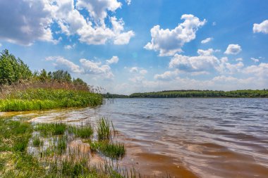 ukcze gölünün kıyısı