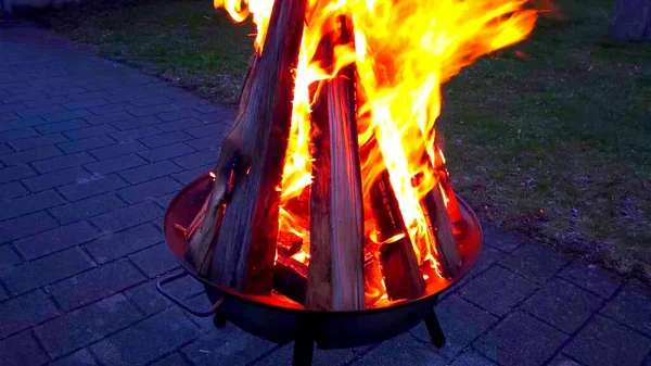 夕方の庭の大きな火の写真 — ストック写真
